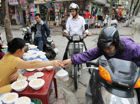 Tết Hàn thực rộn ràng ở Thủ Đô